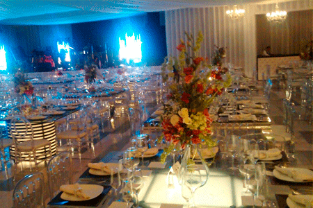 Salón para evento social con mobiliario y mantelería