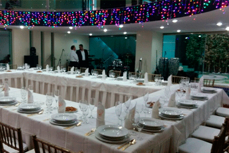 Renta de mesas y sillas para banquete empresarial