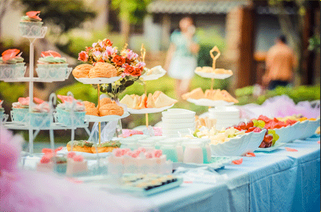 Montaje para evento empresarial con sillas y mesas