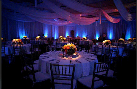 Banquete elegante con iluminación para evento social