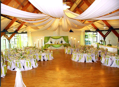 Banquetes a domicilio y mesa de postres para eventos sociales