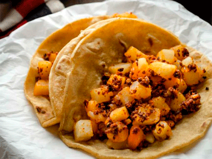 Papas con chorizo para taquiza de guisados