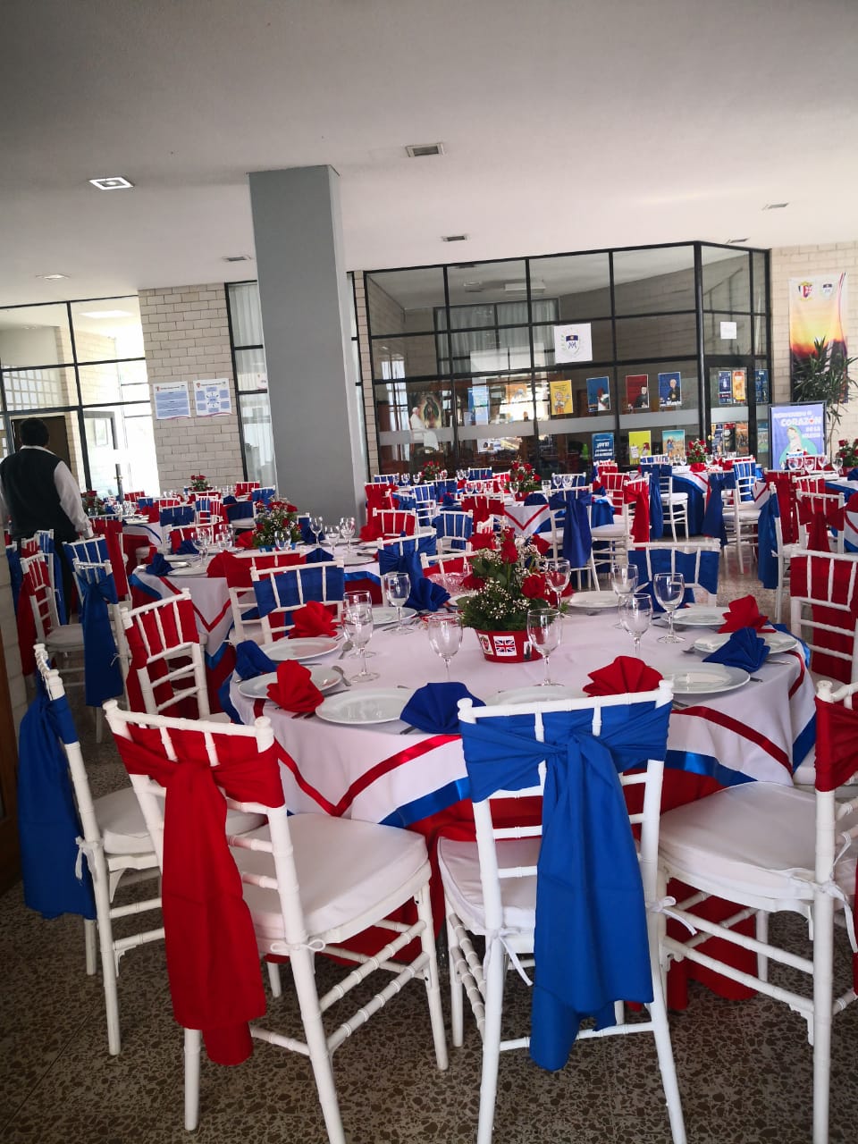 Renta de sillas Tiffany blancas y mesas redondas para evento social en CDMX