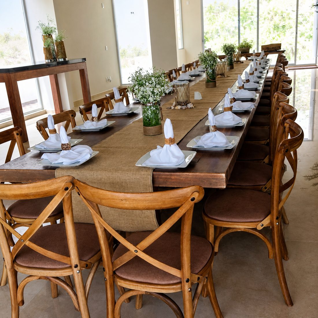 Renta de mesa de madera con sillas Crossback para evento elegante en interior