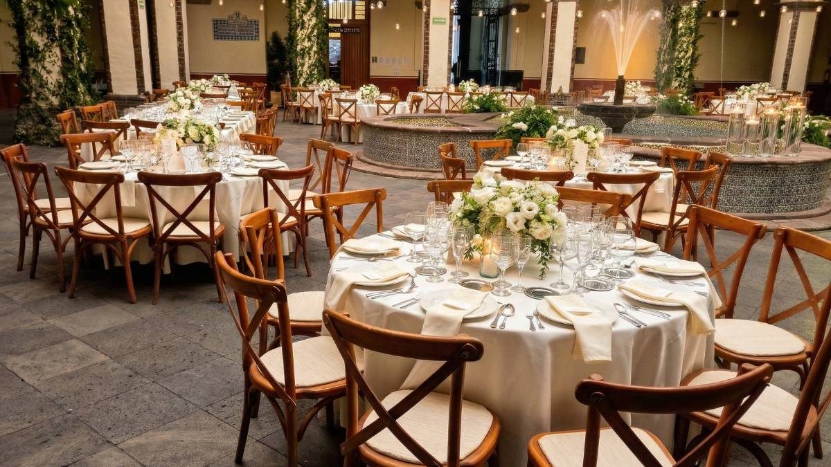 Renta de silla Crossback con mesa redonda, vajilla blanca y decoración floral para evento elegante